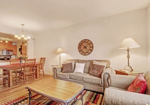 Amazing 1 Bedroom Condo Right in Center Village! 3 Outdoor Hot Tubs PP301