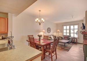 Amazing 1 Bedroom Condo Right in Center Village! 3 Outdoor Hot Tubs PP301