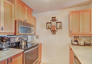 Amazing 1 Bedroom Condo Right in Center Village! 3 Outdoor Hot Tubs PP301