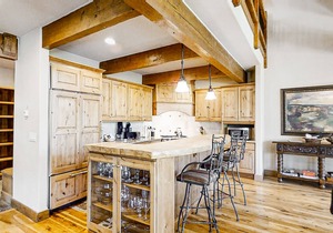Amazing 5-Bedroom Home Featuring Private Hot Tub/Washer & Dryer/Free WiFi/Deck