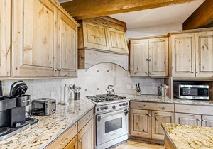 Amazing 5-Bedroom Home Featuring Private Hot Tub/Washer & Dryer/Free WiFi/Deck