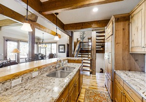 Amazing 5-Bedroom Home Featuring Private Hot Tub/Washer & Dryer/Free WiFi/Deck