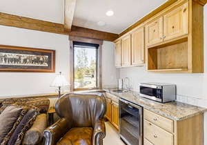 Amazing 5-Bedroom Home Featuring Private Hot Tub/Washer & Dryer/Free WiFi/Deck