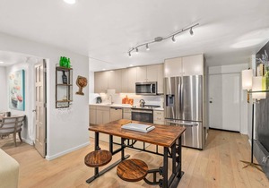 Amazing Aspen Location! 5 Minute Walk To Gondola, Dining, Shopping. Outdoor Hot Tub, Wifi, Parking