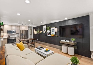 Amazing Aspen Location! 5 Minute Walk To Gondola, Dining, Shopping. Outdoor Hot Tub, Wifi, Parking
