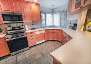 Attached cabin with King bed, Fireplace and Personal Hot Tub