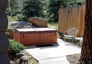 Attached cabin with King bed, Fireplace and Personal Hot Tub