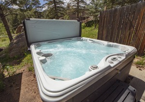 Attached cabin with King bed, Fireplace and Personal Hot Tub