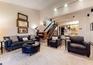 Attractive Townhouse Close to Lift w/Private Washer/Dryer, WiFi, Deck, Fireplace