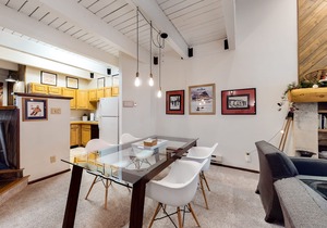 Attractive Townhouse Close to Lift w/Private Washer/Dryer, WiFi, Deck, Fireplace