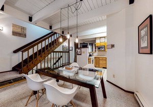 Attractive Townhouse Close to Lift w/Private Washer/Dryer, WiFi, Deck, Fireplace