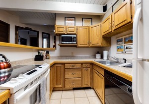 Attractive Townhouse Close to Lift w/Private Washer/Dryer, WiFi, Deck, Fireplace