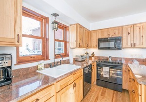 AUTUMN COLORS IN TELLURIDE! CHIC & CONVENIENT 2BR/2.5Bth condo-Creekside