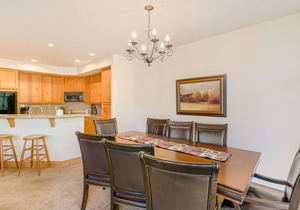 Beautiful & bright townhome w/shared pool, hot tub & winter shuttle to lifts