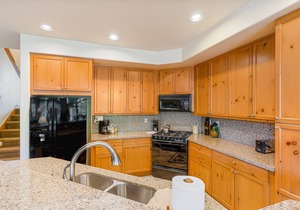 Beautiful & bright townhome w/shared pool, hot tub & winter shuttle to lifts