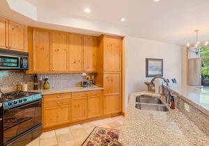 Beautiful & bright townhome w/shared pool, hot tub & winter shuttle to lifts