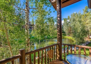 Beautiful & bright townhome w/shared pool, hot tub & winter shuttle to lifts