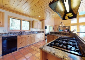 Beautiful cabin with mountain view, hot tub & luxury kitchen