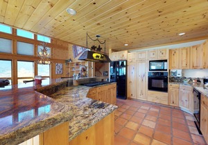 Beautiful cabin with mountain view, hot tub & luxury kitchen