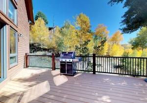 Beautiful cabin with mountain view, hot tub & luxury kitchen