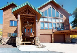 Beautiful cabin with mountain view, hot tub & luxury kitchen
