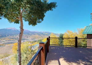 Beautiful cabin with mountain view, hot tub & luxury kitchen