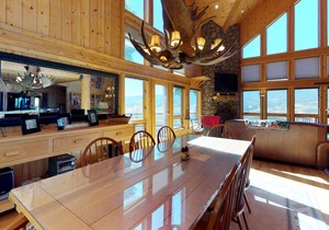 Beautiful cabin with mountain view, hot tub & luxury kitchen