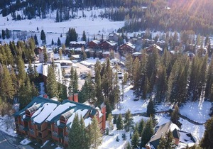 Beautiful Condo - Riverfront-Slopeside-Walk to Resort-On Bus Route