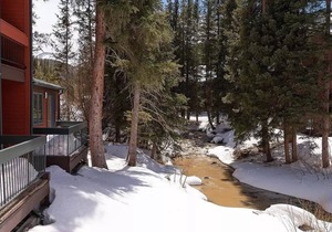Beautiful Condo - Riverfront-Slopeside-Walk to Resort-On Bus Route