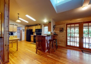 Beautiful country main house next to mountains w/new barn & corral/free WiFi