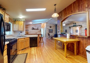 Beautiful country main house next to mountains w/new barn & corral/free WiFi