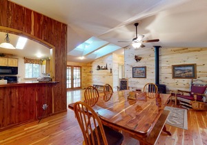 Beautiful country main house next to mountains w/new barn & corral/free WiFi