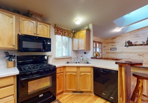 Beautiful country main house next to mountains w/new barn & corral/free WiFi