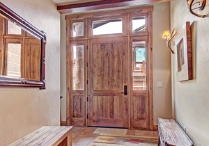 Beautiful Executive Ski In/Ski Rooftop Hot tub! Pet Friendly LR962