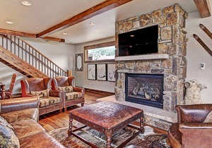Beautiful Executive Ski In/Ski Rooftop Hot tub! Pet Friendly LR962