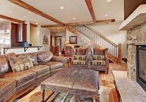 Beautiful Executive Ski In/Ski Rooftop Hot tub! Pet Friendly LR962