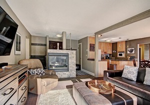 Beautiful Mountain Condo 1 Minute to Lift, Hot Tub AN210