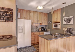 Beautiful Mountain Condo 1 Minute to Lift, Hot Tub AN210