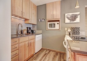 Beautiful Mountain Condo 1 Minute to Lift, Hot Tub AN210