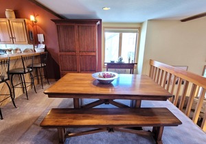 Beautiful Mountainside Home with Vaulted Ceilings & Fireplace. Free shuttle too!