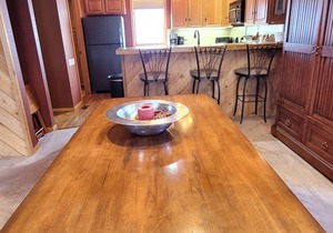 Beautiful Mountainside Home with Vaulted Ceilings & Fireplace. Free shuttle too!