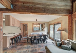 Beautiful Ski Chalet with hot tub. 1 Minute to Super Bee Lift! AN203