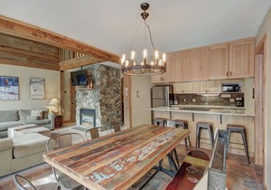 Beautiful Ski Chalet with hot tub. 1 Minute to Super Bee Lift! AN203
