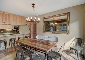 Beautiful Ski Chalet with hot tub. 1 Minute to Super Bee Lift! AN203