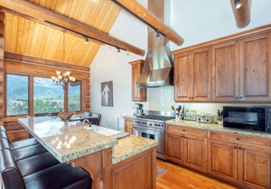Beautiful Ski-In/Ski-Out Log Townhome with Exceptional Views