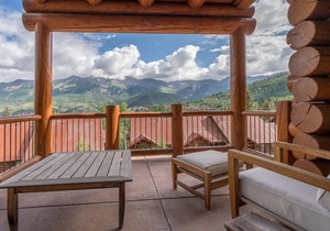 Beautiful Ski-In/Ski-Out Log Townhome with Exceptional Views
