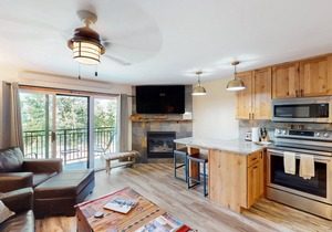 Beautiful studio close to Thunderhead Lift w/shared pool & hot tub, WiFi, deck