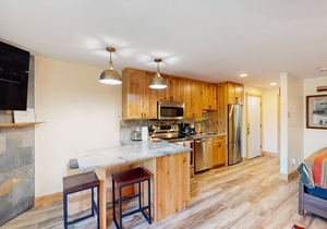 Beautiful studio close to Thunderhead Lift w/shared pool & hot tub, WiFi, deck