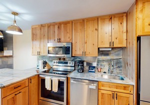 Beautiful studio close to Thunderhead Lift w/shared pool & hot tub, WiFi, deck