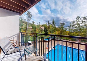Beautiful studio close to Thunderhead Lift w/shared pool & hot tub, WiFi, deck